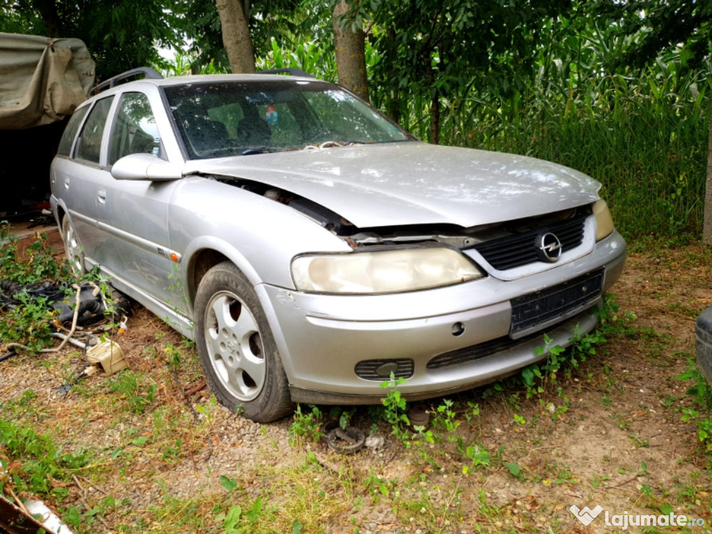 Dezmembrez Opel Vectra B 1.8i