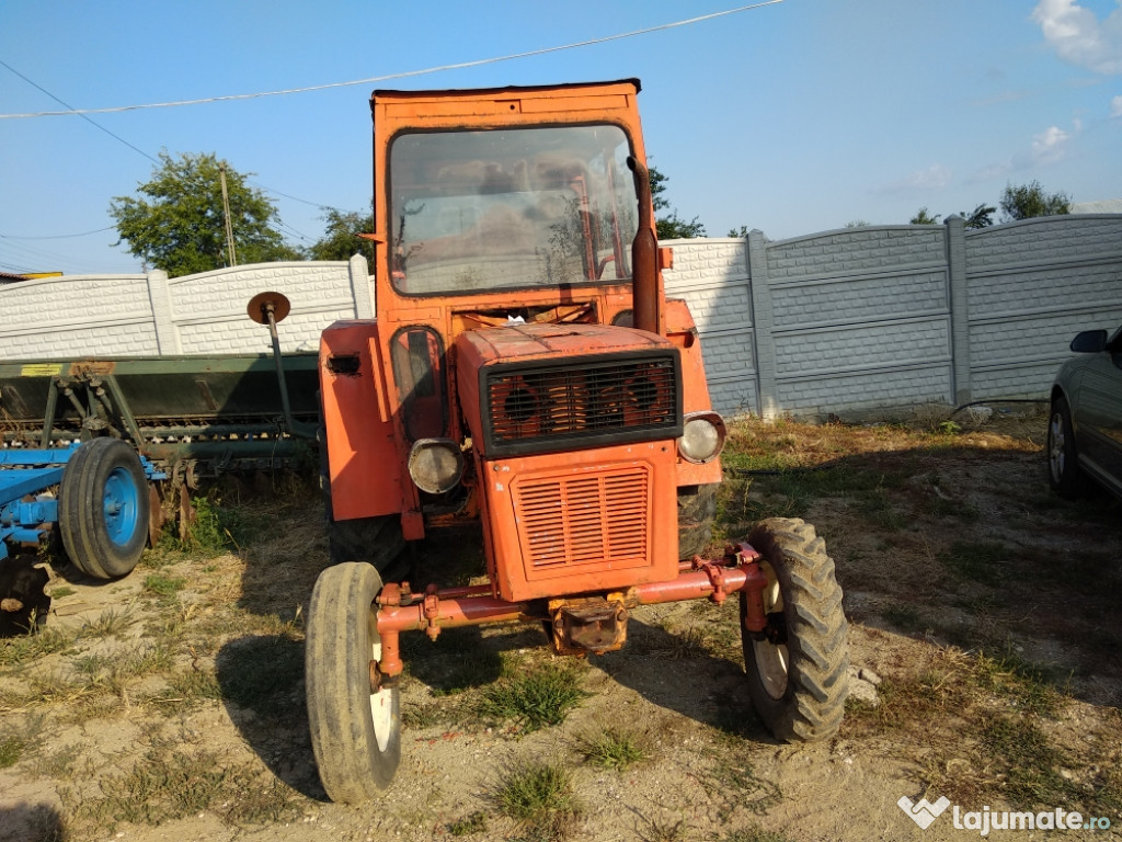 Tractor universal 445