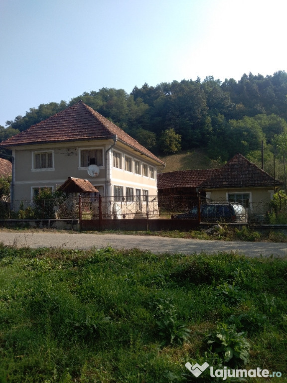 Casa cu etaj  in zona Halmagiu