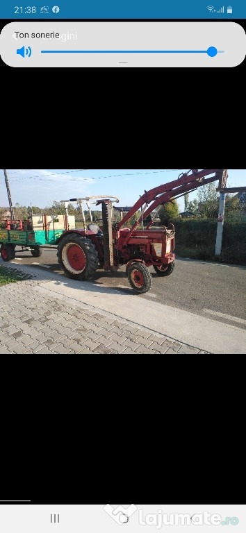 Tractor internațional 423 cu coasă laterală și încărcător