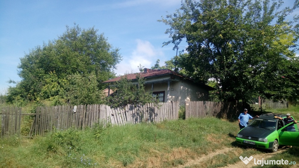 Teren 900 mp, intravilan cu casa batraneasca locuibila,