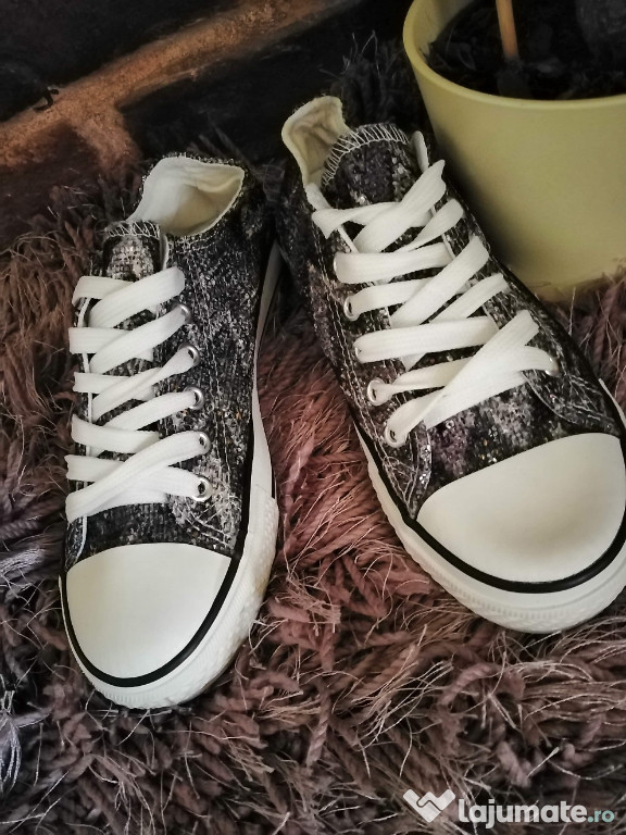 Tenesi unisex,mai multe mode in privat!!!