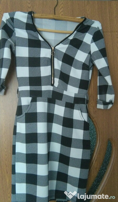 Rochie în carouri