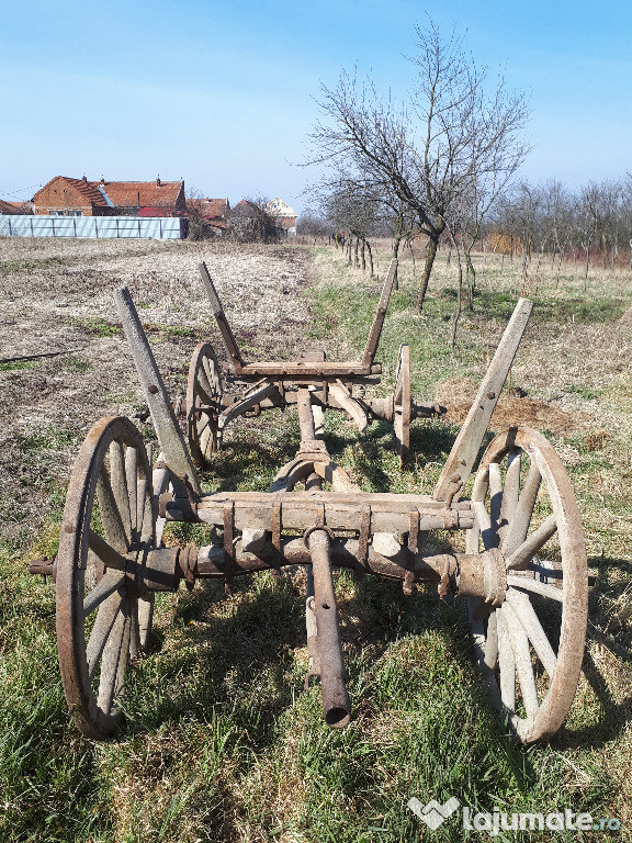 Căruță cu roți de lemn cu pantă (foarte veche)