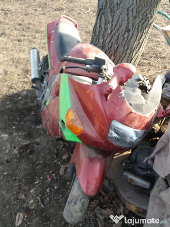 Motocicleta Kawasaki Zx600d accidentata pt piese de schimb