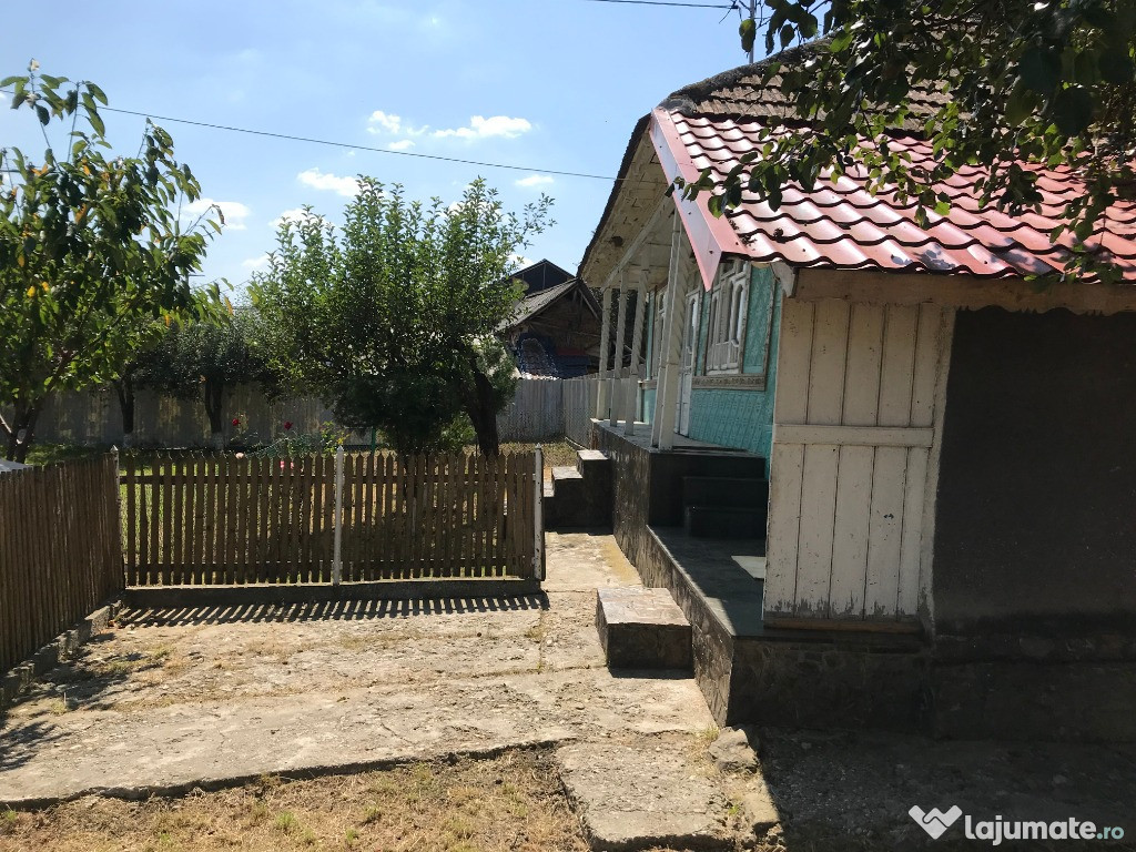 Casa batraneasca si gradina in zona rurala