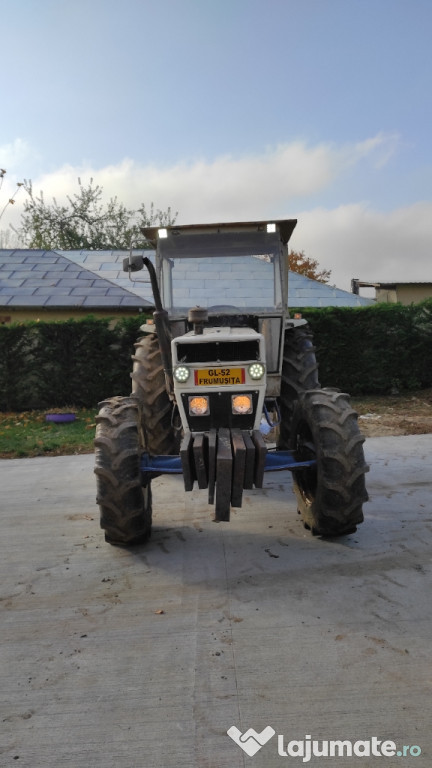 Tractor Lamborghini cu utilaje