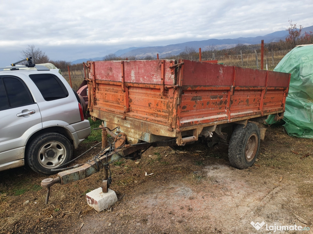 Remorca dupa tractor basculabila pe 3 parti si cu tractiune