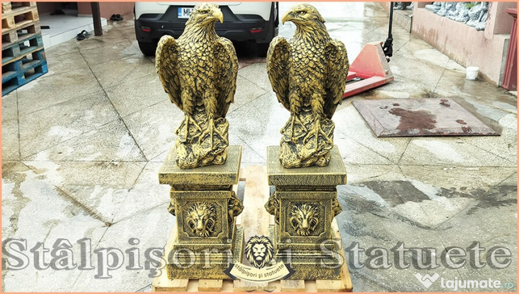 Set 2 statuete vulturi cu socluri, auriu antichizat.