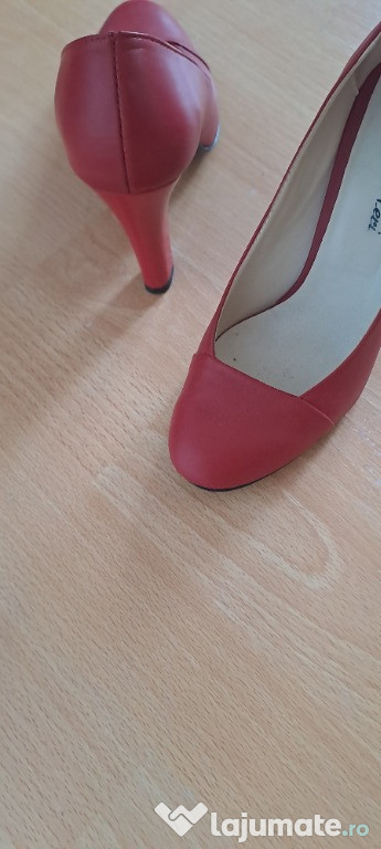 Pantofi rosii piele