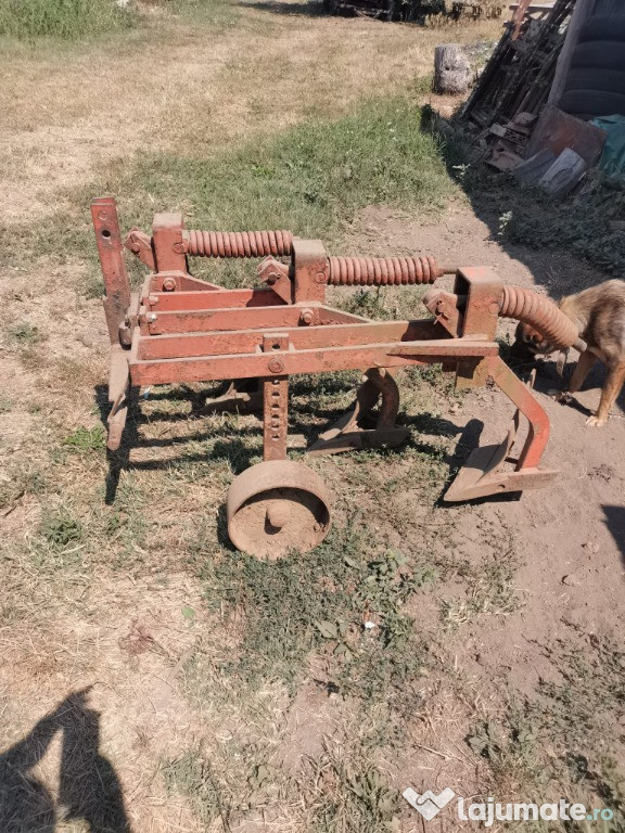 Vând Plug pentru tractoraș, cu trei trupițe.