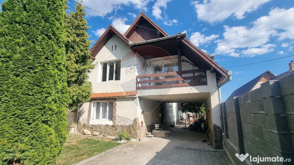 Casă cu etaj in Darlos, teren 1700 mp