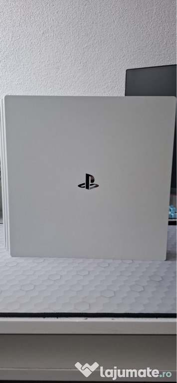 PS 4 PRO, 1 TB, cu doua console si trei manete