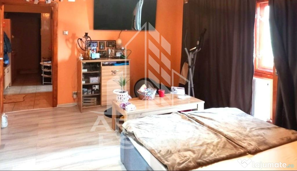 Apartament cu trei camere de vanzare, in zona Miorita, Arad.