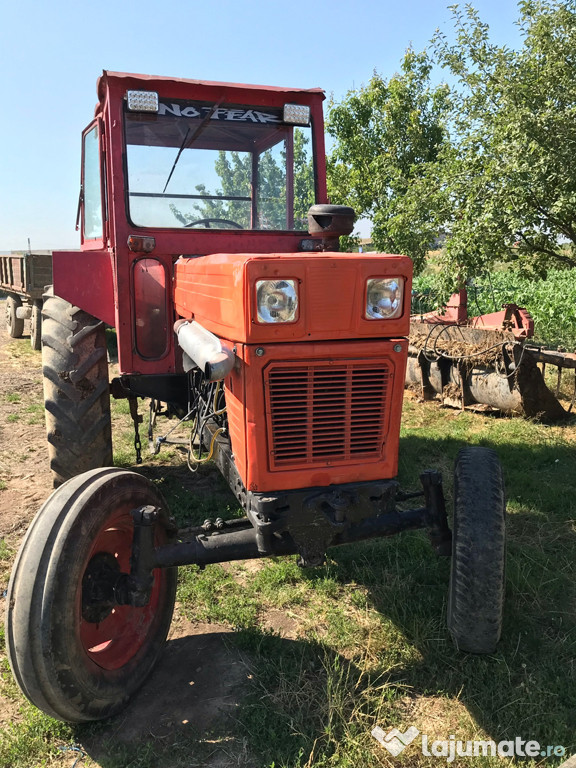 Tractor și presă de balotat