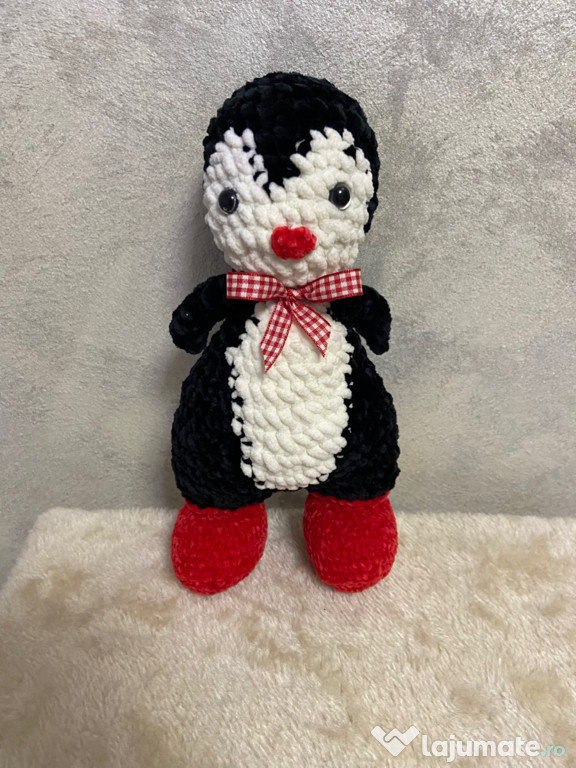 Vând pinguin croșetat din catifea Hand made