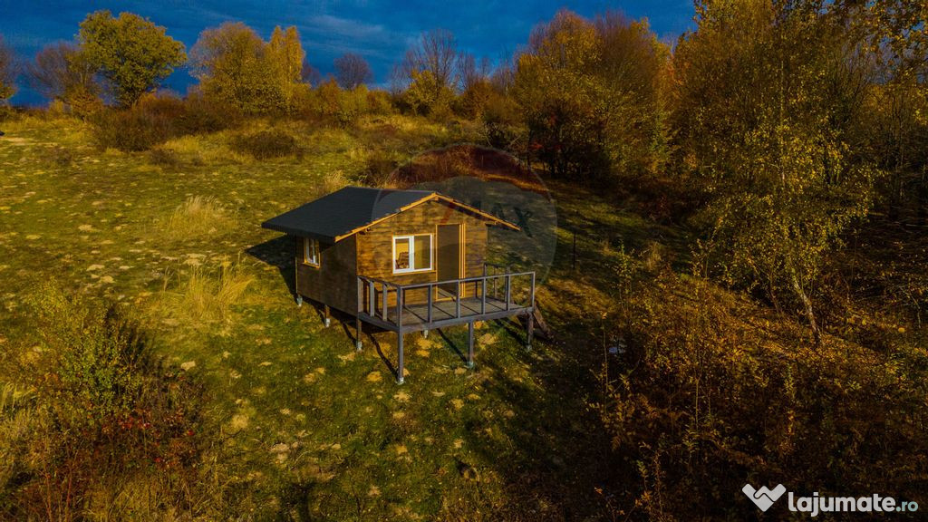Căbănuță de lemn în mijlocul naturii
