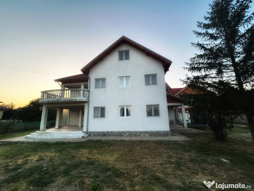 Casa (2case individuale) de vanzare in Petresti Corbeanca