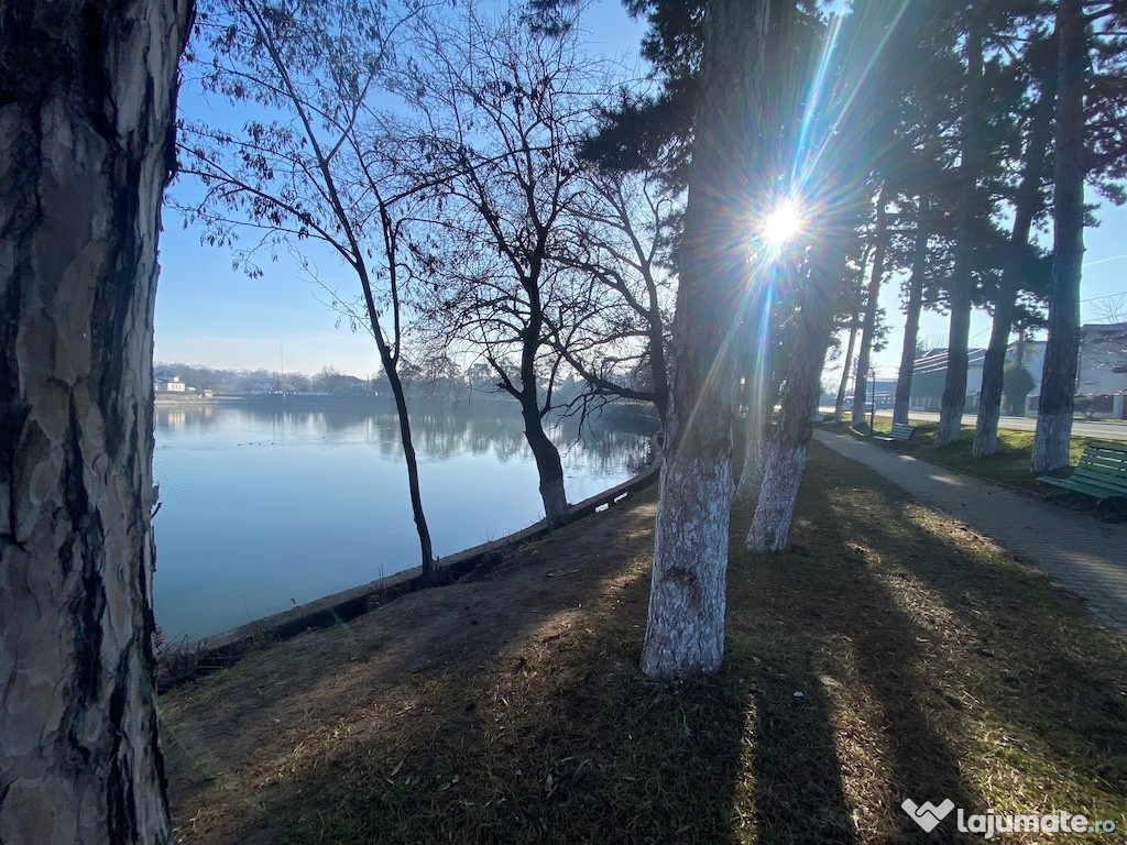 Teren 828 mp vis-a-vis de lac - langa Calul Balan