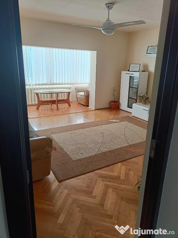 Apartament cu 3 camere, decomandat - zona Judetean