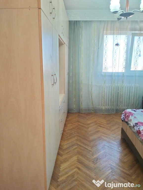 Apartament 3 camere, decomandat, etaj intermediar, zona Sud