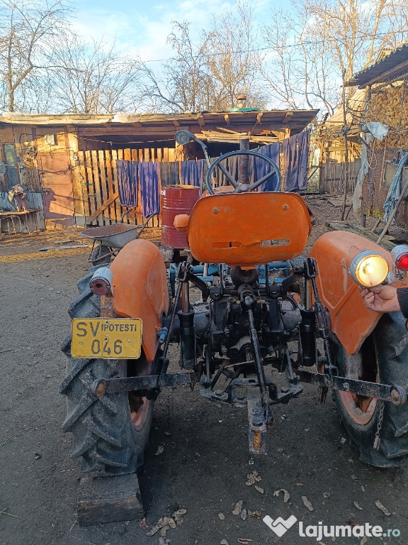 Vând tractor in zona Pascani