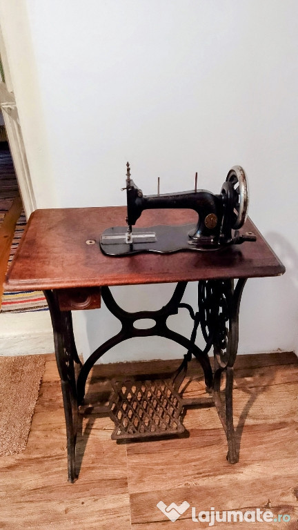 Antique Singer Sewing Machine (1882)