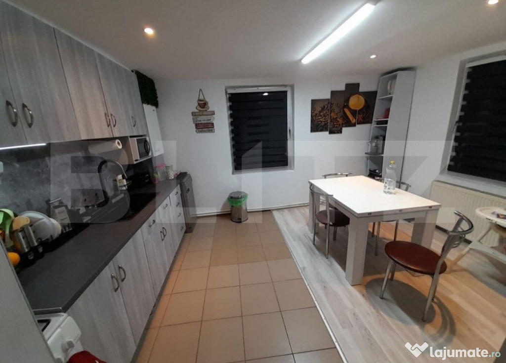 Casa de vanzare cu 8 camere, 315 mp, zona Closca