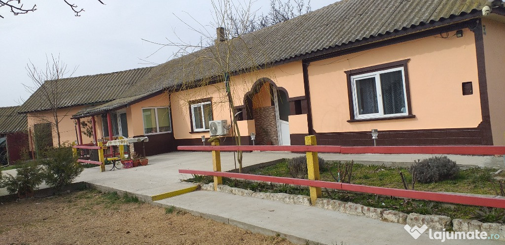 Vând casa în Enisala