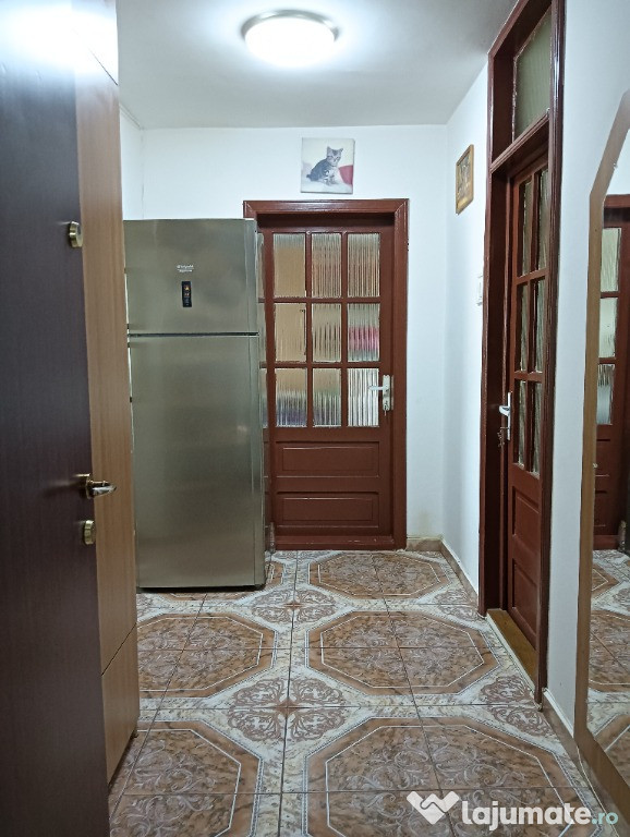 Vând apartament cu 3 camere în Calea Aradului (Poliția Municipiului)