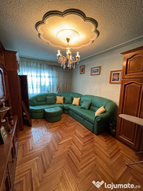 Vand apartament cu 3 camere decomandat