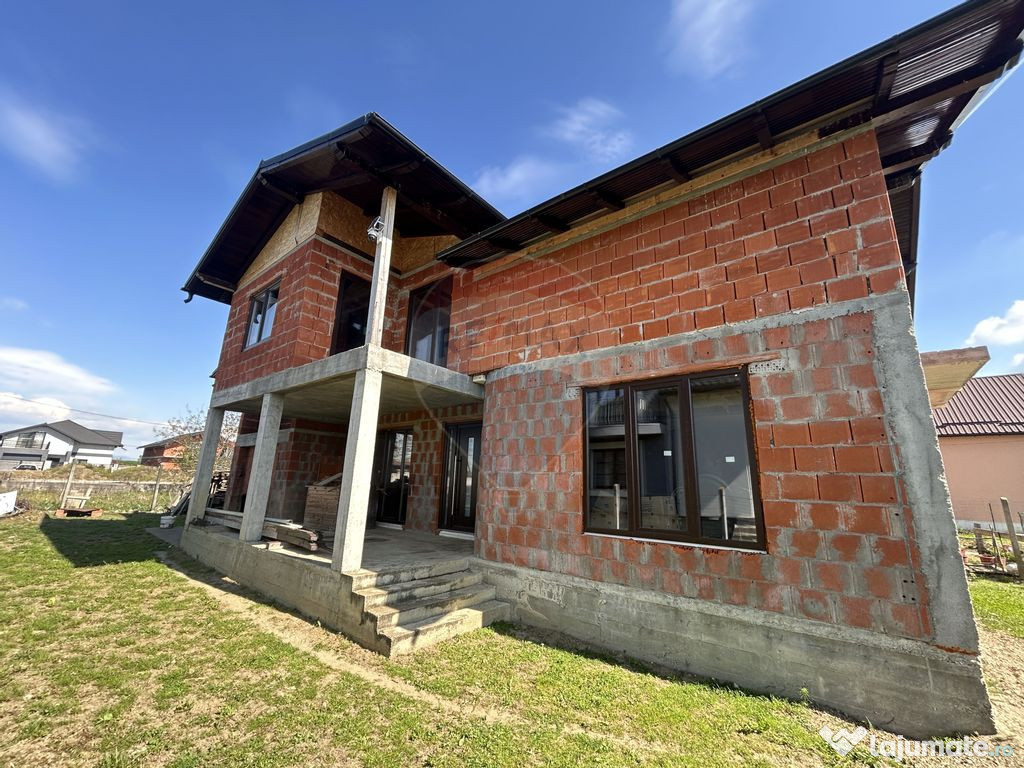 Casă la roșu de vanzare în Satulung