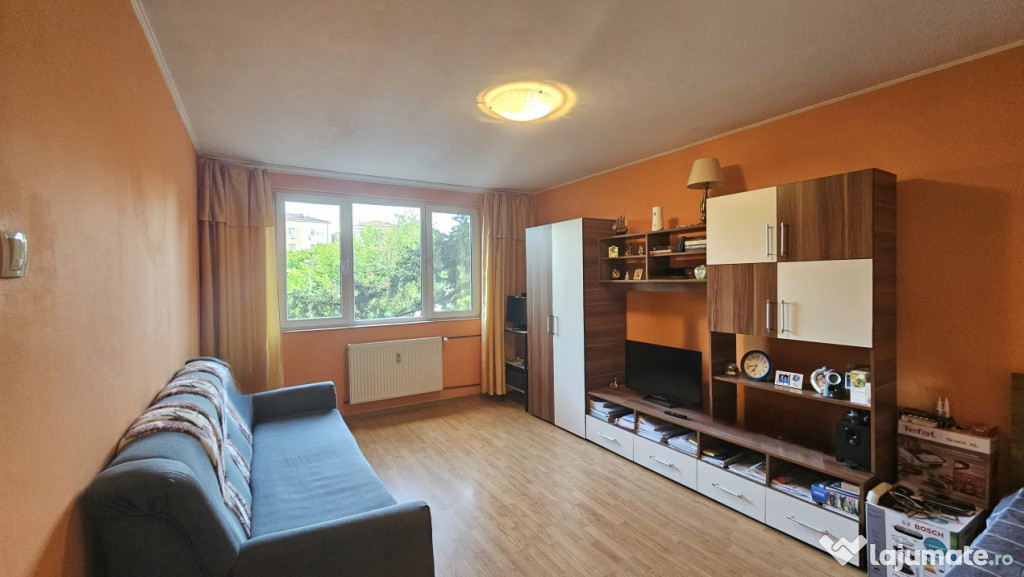 Apartament decomandat etaj 1 vedere libera