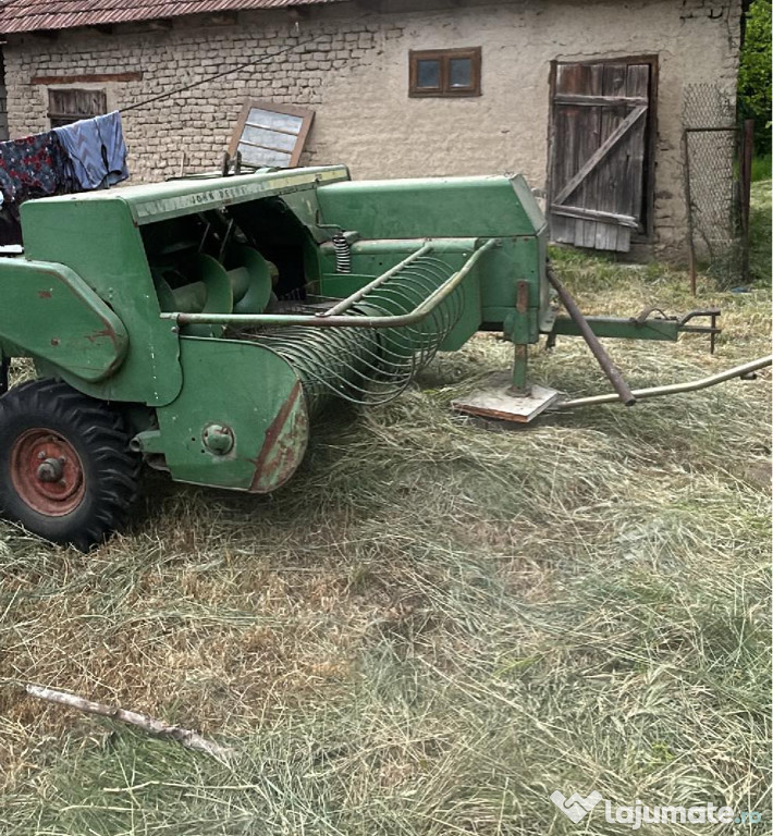 Tractor și presa de baloți John deer