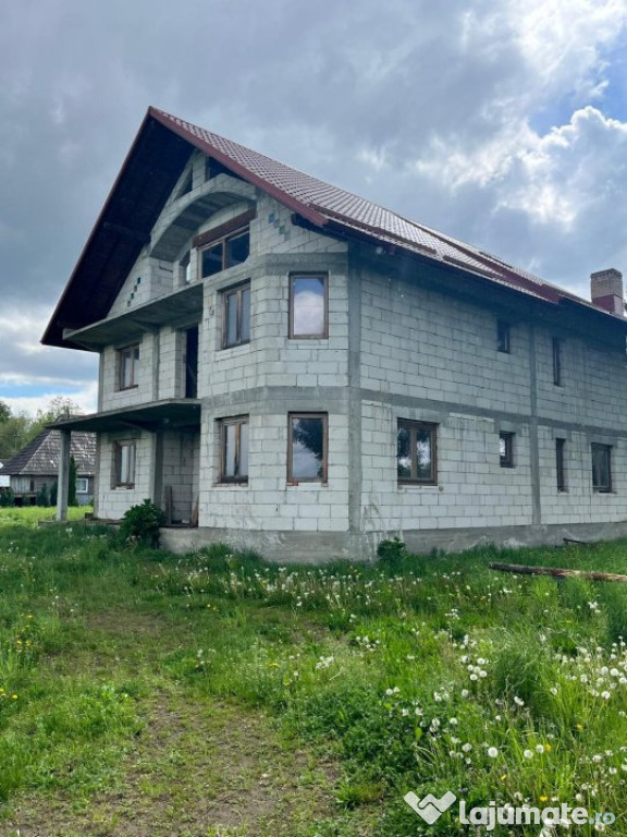 Casa la rosu, teren 1675mp, Fratautii Vechi