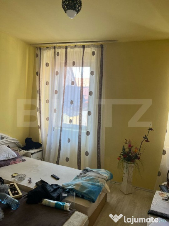 Doua apartamente, pietonala