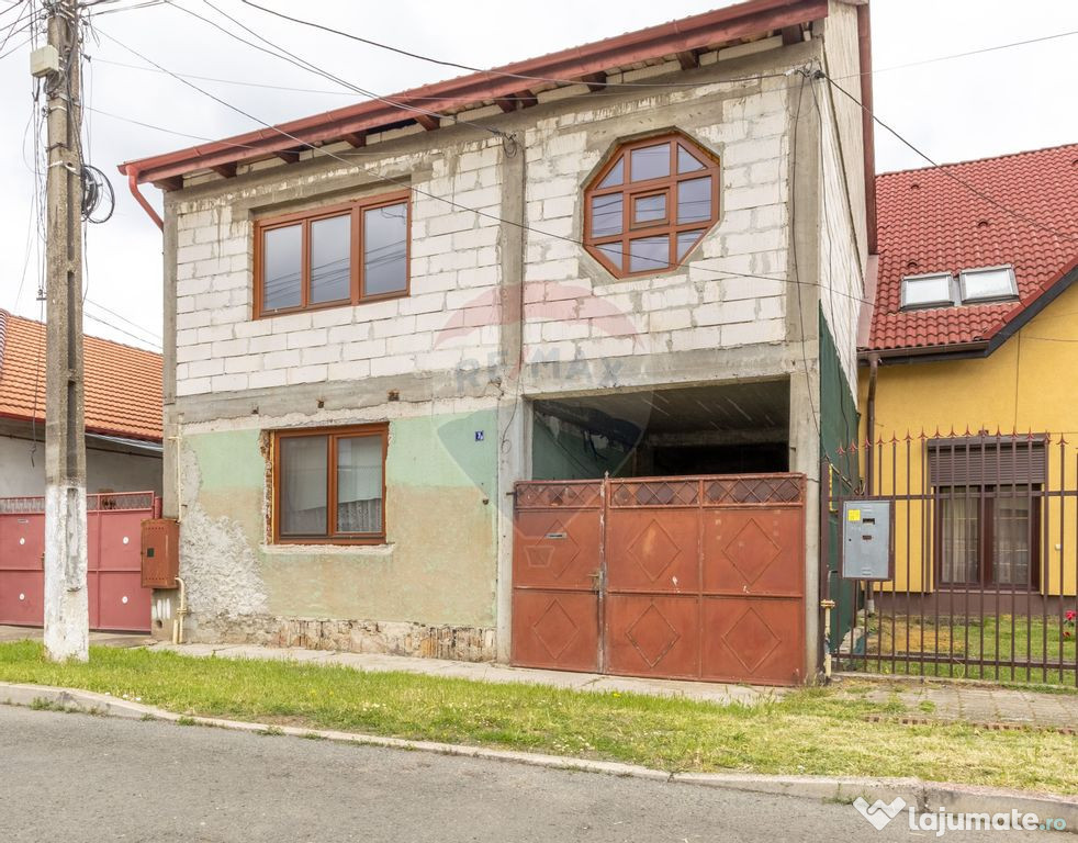 Casă cu etaj la roșu în zona Poltura