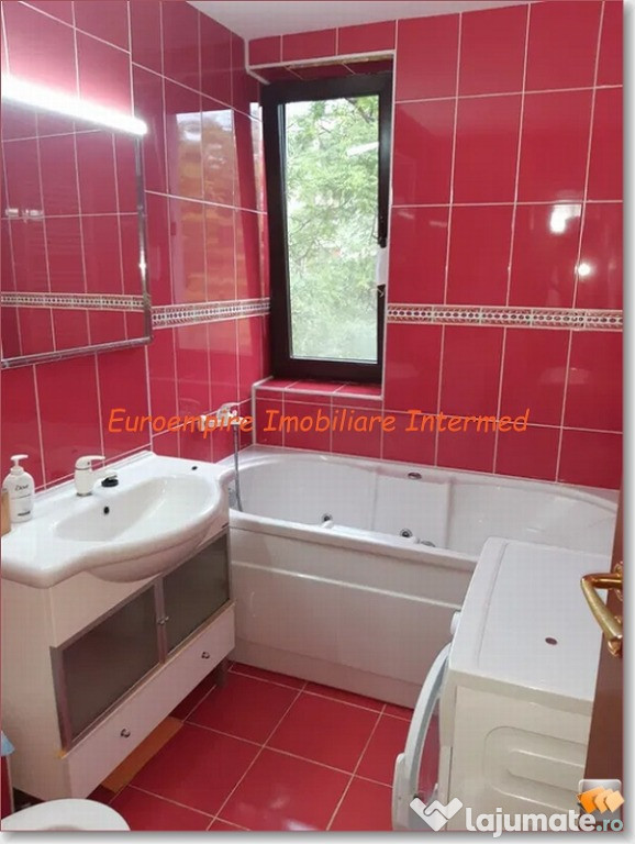 De inchiriat apartament cu 3 camere, zona Centru