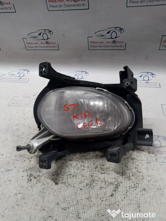 Proiector stanga Kia Ceed 2013