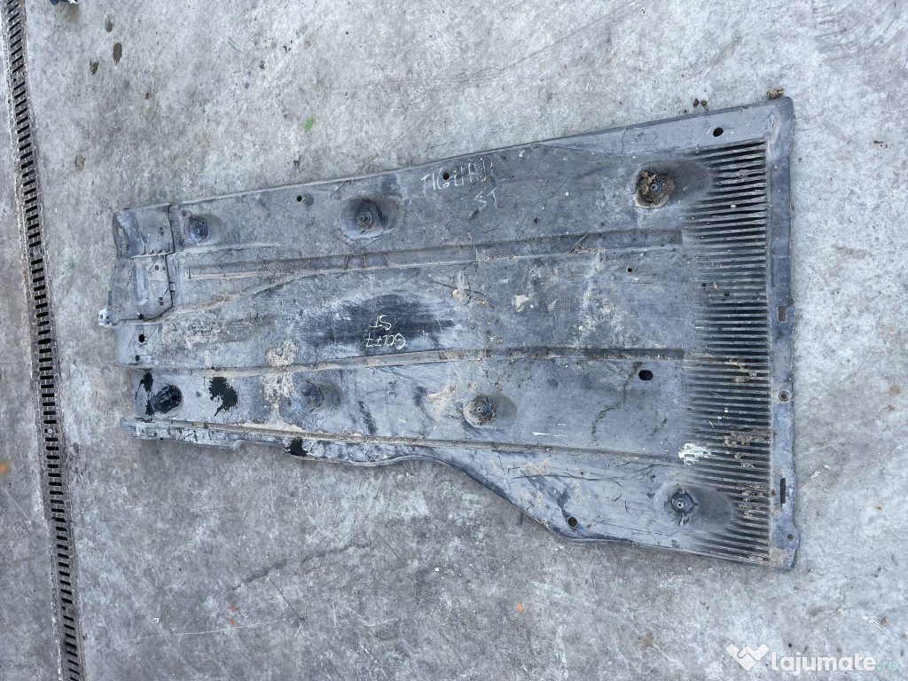 Scut lateral stanga Volkswagen Tiguan 2.0 Motorina 2010