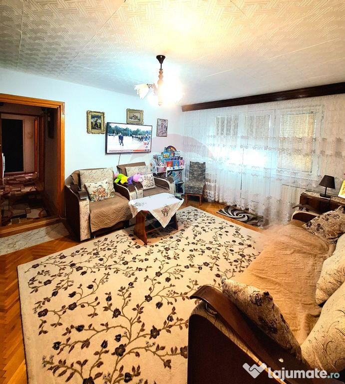 Apartament cu 3 camere de vânzare în zona Micro 5