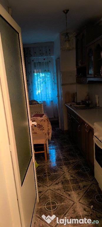 Vând apartament cu doua camere decomandat