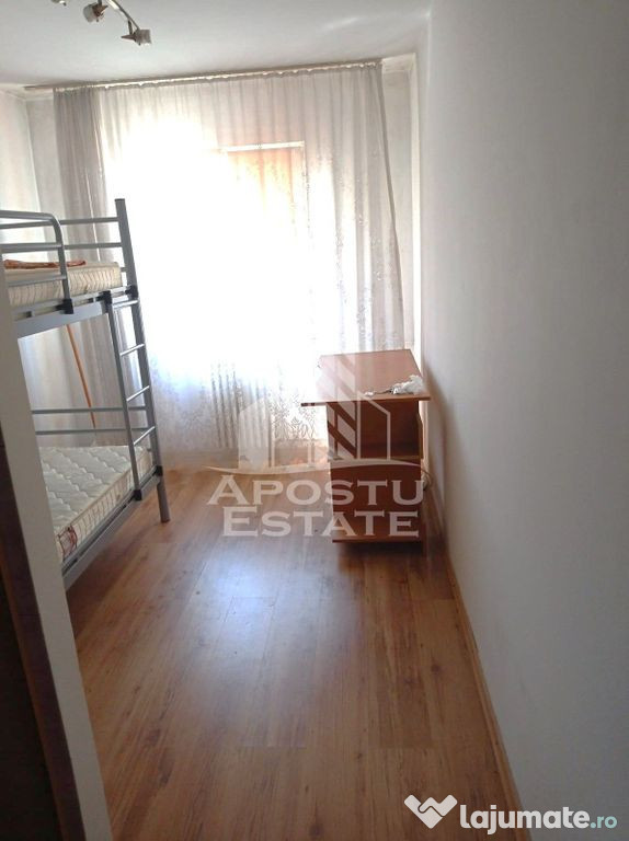 Garsoniera renovata, 12 mp cu baie proprie, etajul 1, zon...