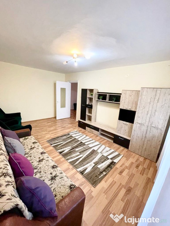 Închiriez apartament cu 3 camere