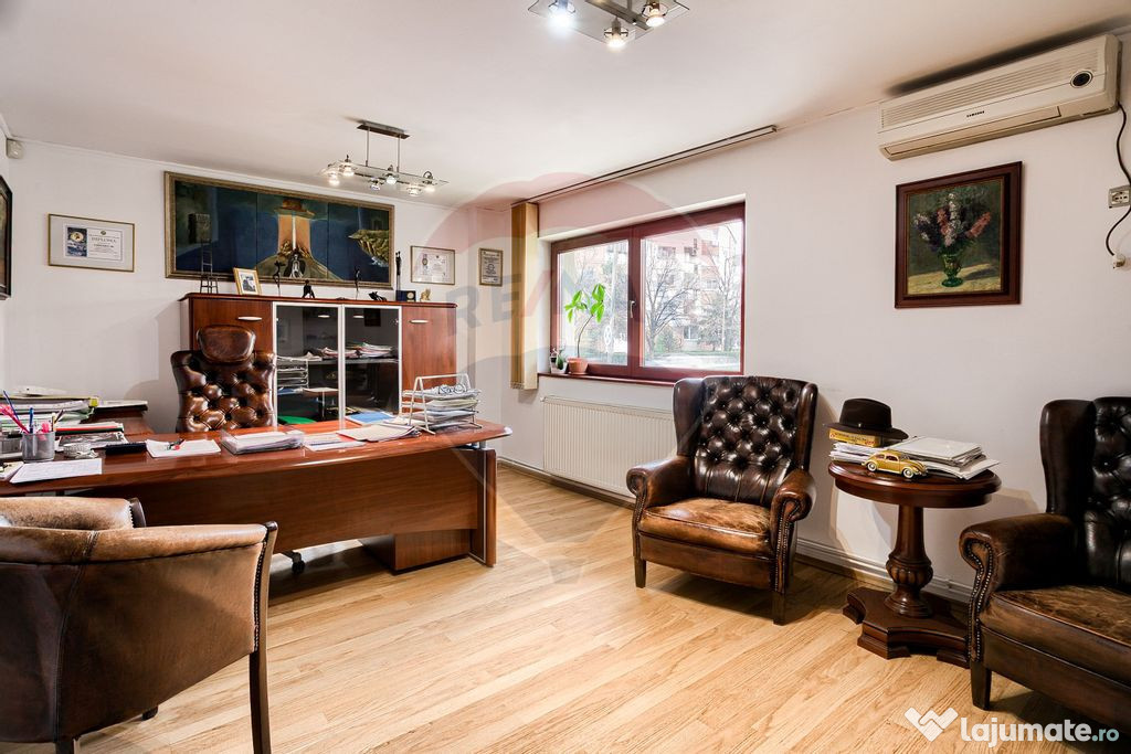 Apartament cu 4 camere de vânzare în zona Intim