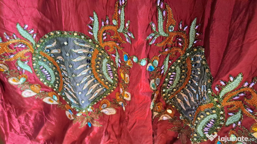Rochie superbă, cu strasuri aplicate, broderii