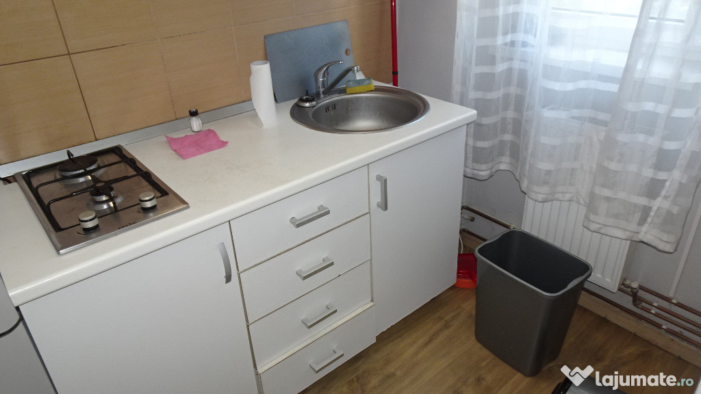 Inchiriez garsoniera in Deva, zona Dacia, etaj 3, bloc de 4 etaje,