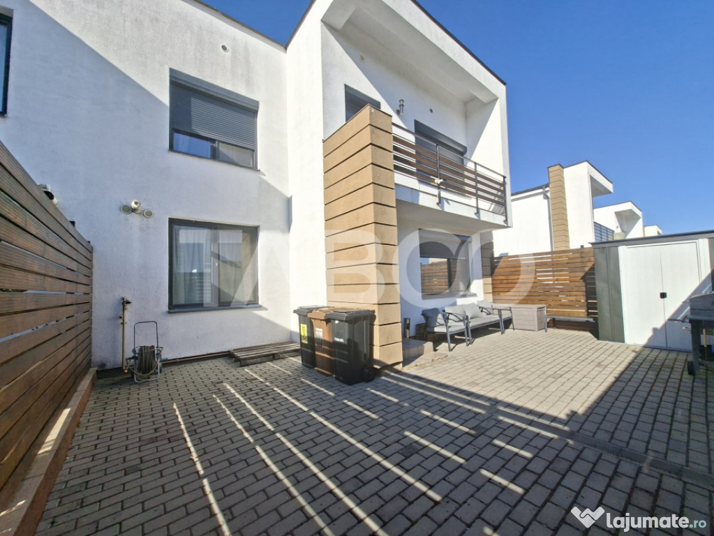 Casa de vanzare in Zavoi cu 3 camere 2 bai curte libera de 5