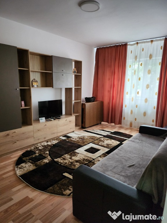 Închiriez apartament cu 2 camere în Micro 20