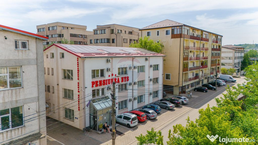 Oportunitate: Hotel/Pensiune 33 Camere de Vânzare - Semi...